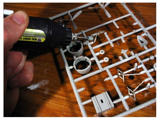 N/A N/A Removing Small Parts from the Sprue - Scale Modelers world.