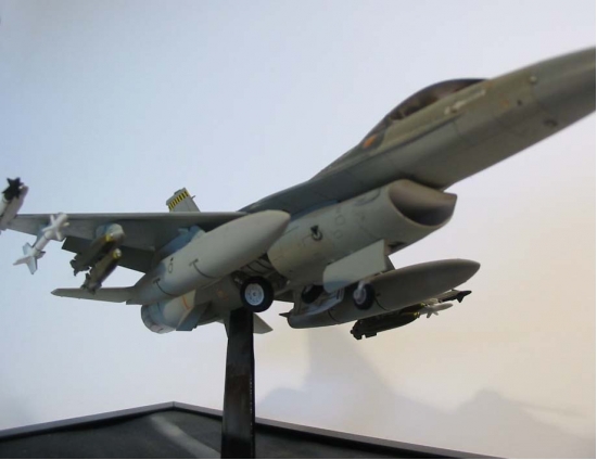 Hasegawa 1/72 F-16C Fighting Falcon - Scale Modelers world.